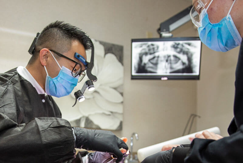 Dr. hua performing smiel makoevr operation